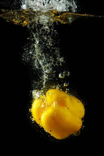 Цветные Желтые Паприки Воде Брызги Черном Фоне — стоковое фото