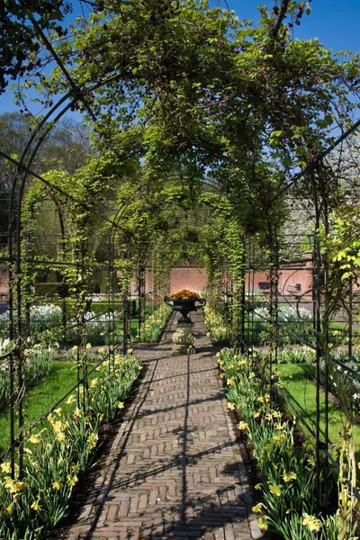 Pergola Vazo Süsü Ile Resmi Bahçede Bahar — Stok fotoğraf