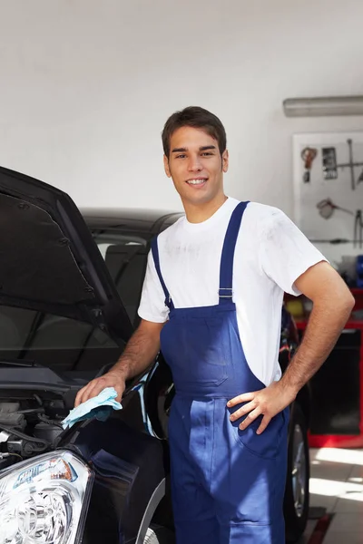 Mecánico Limpieza Del Motor Del Coche Mirando Cámara Copiar Espacio — Foto de Stock