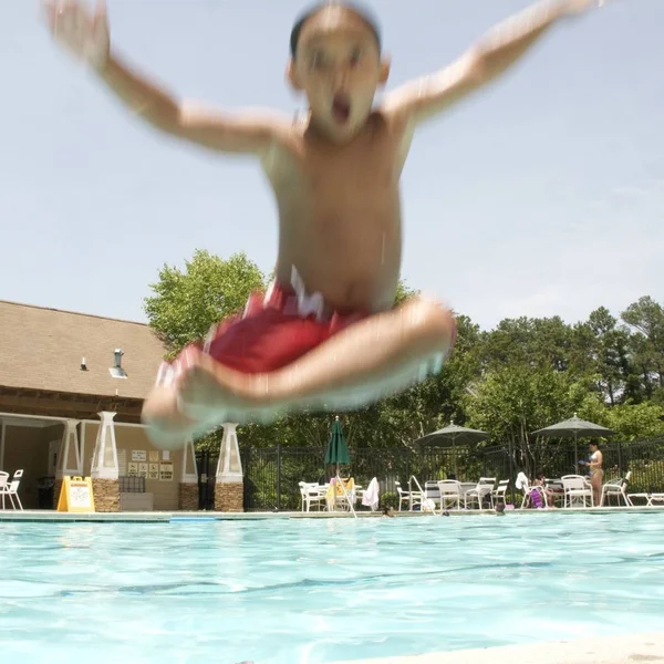 Niño Saltando Piscina — Foto de Stock