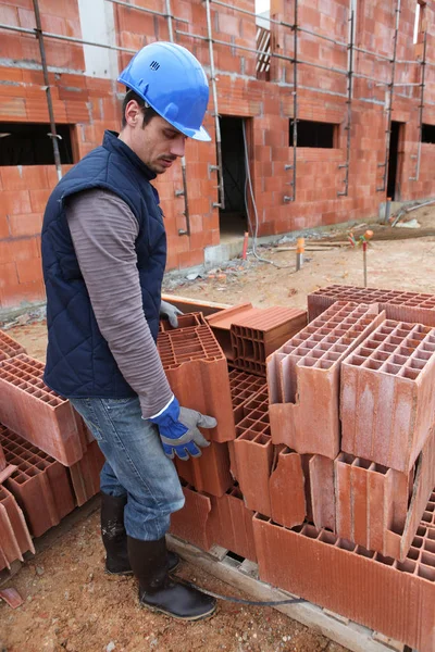 Trabalhador Com Tijolos Construção — Fotografia de Stock