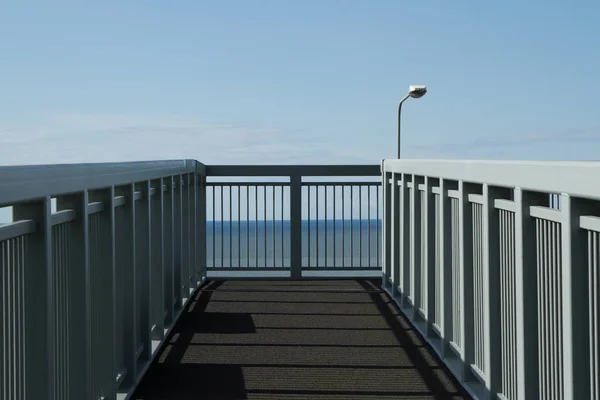 Een Metalen Loopbrug Met Sakety Leuningen Een Weg Met Zee — Stockfoto