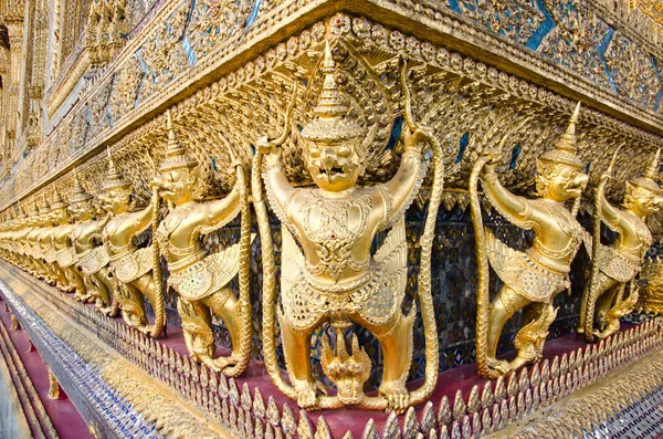 Wat Phra Kaew Smaragd Buddha Temploma Thaiföldön Aranyszobrok Garuda — Stock Fotó