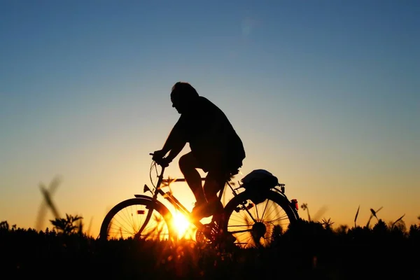 Biker Auf Einer Wiese Bei Sonnenuntergang — Stockfoto