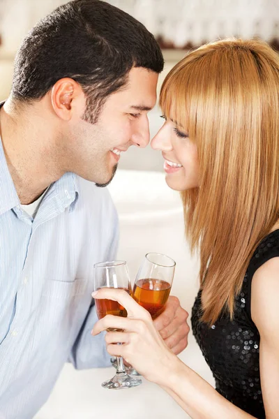 Joyeux Jeune Couple Toastant Leur Anniversaire Avec Champagne Maison Ambiant — Photo