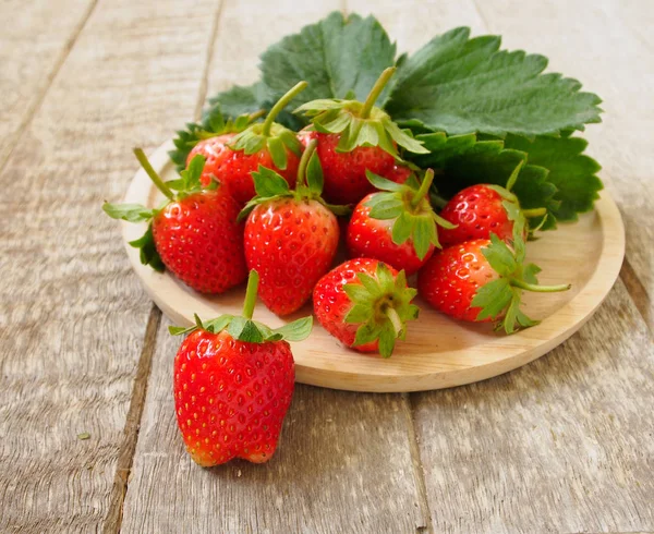Erdbeeren Aus Dem Garten Die Auf Ein Holztablett Gelegt Werden — Stockfoto