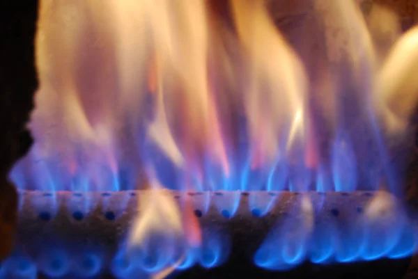 Vlammen Van Blauw Oranje Natuurlijk Vuur Warme Gasoven Open Haard — Stockfoto