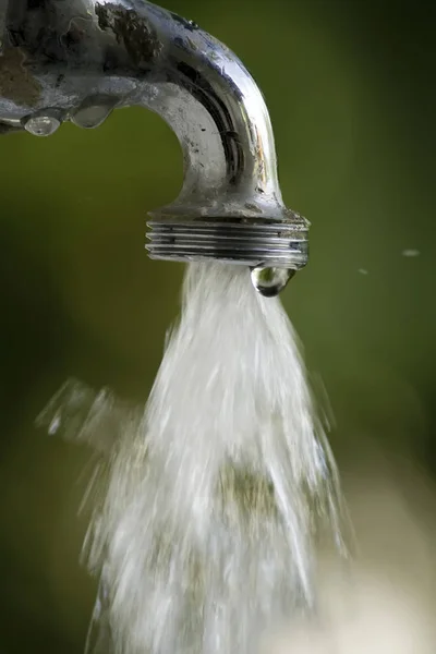 Agua Que Corre Desde Grifo Jardín — Foto de Stock