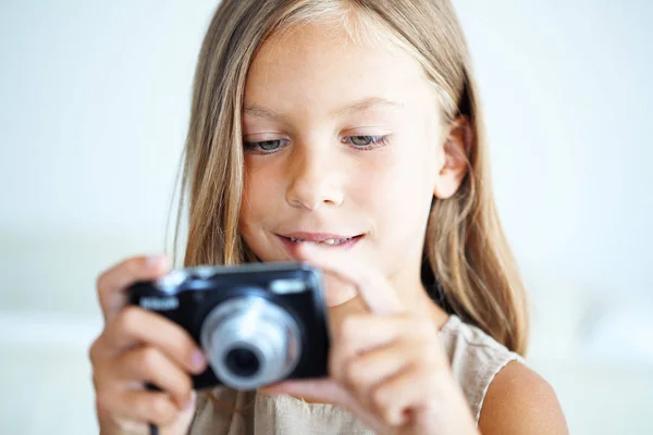 Holčička Kompaktní Fotoaparát — Stock fotografie