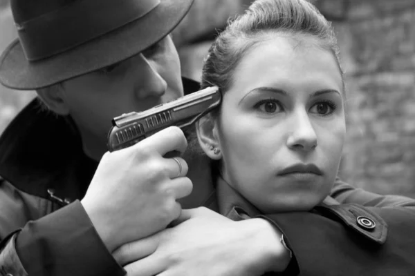 Ritratto Monocromatico Dell Uomo Minaccia Donna Con Una Pistola — Foto Stock