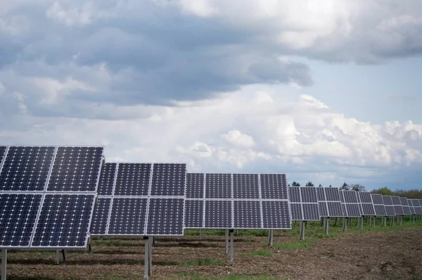 Solární Kolektor Energetických Rostlin Mimo Proti Obloze — Stock fotografie