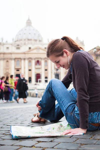 Uma Jovem Turista Estuda Mapa Praça São Pedro Cidade Vaticano — Fotografia de Stock