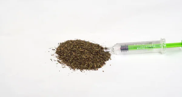 緑茶と医療注射器の画像 — ストック写真