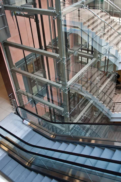 Ejes Elevadores Vidrio Escaleras Mecánicas Moderno Edificio Oficinas — Foto de Stock
