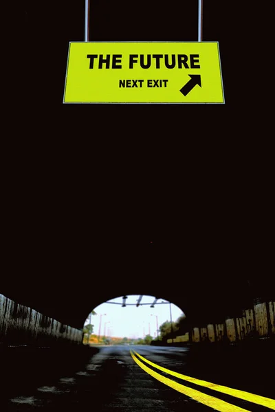 개념을 보여주는 고속도로 터널에 게시판 — 스톡 사진
