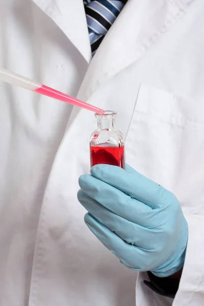 Cientista Químico Farmacêutico Técnico Laboratório Adicionando Uma Amostra Pipetada Uma — Fotografia de Stock