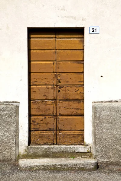 イタリア ロンバルディア州ミラノの古い教会で閉じレンガ舗装 — ストック写真