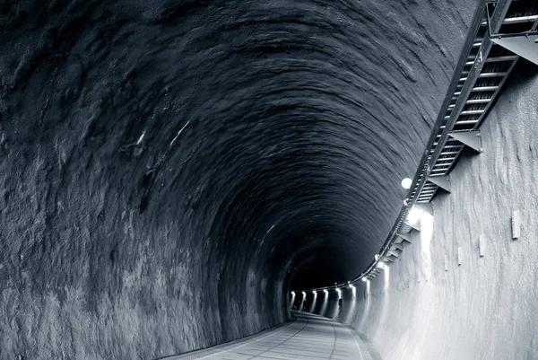 Mavi Yalnız Bir Tünel — Stok fotoğraf