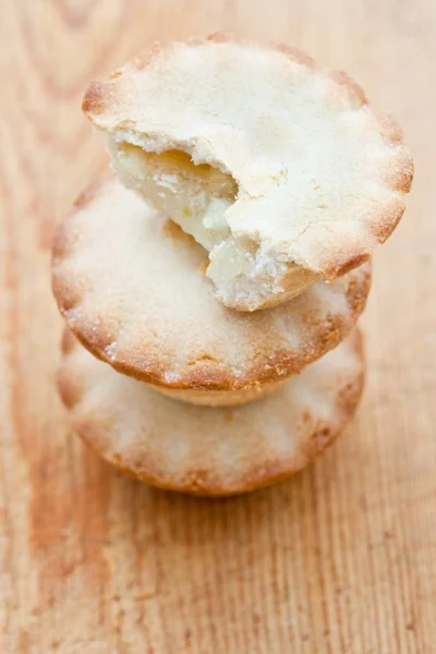 Trois Tartes Aux Pommes Fraîches Sur Une Planche Bois — Photo