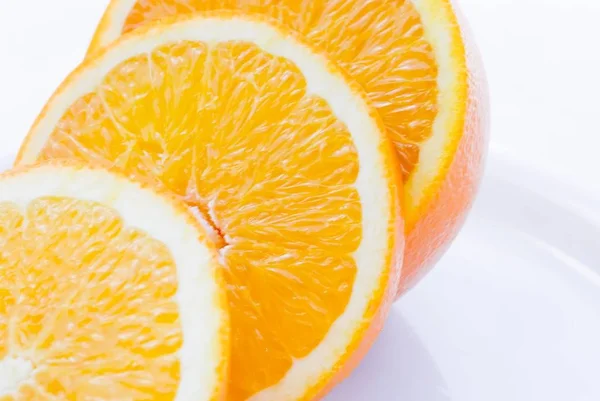 Апельсин Нарезан Белой Тарелке Белый Фон — стоковое фото