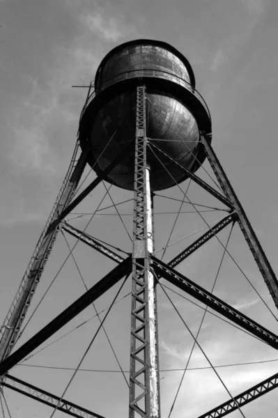 Ένας Παλιός Πύργος Νερού Εμφανίζεται Μαύρο Και Άσπρο — Φωτογραφία Αρχείου
