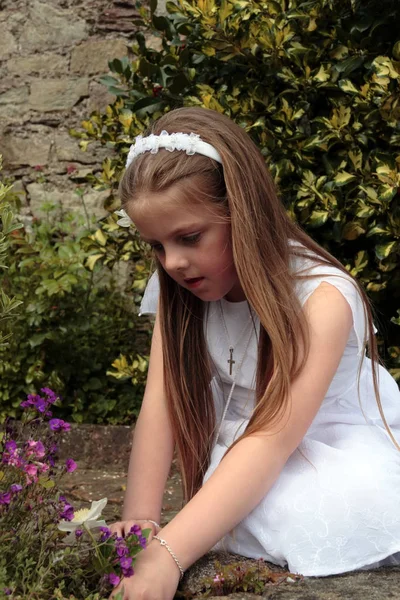アイルランドで花を摘む彼女の最初の交わりの若い女の子の肖像画 — ストック写真