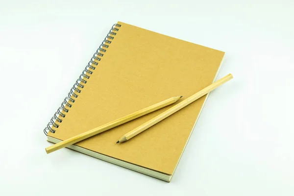 Cerrar Cuaderno Con Lápiz Sobre Fondo Blanco —  Fotos de Stock