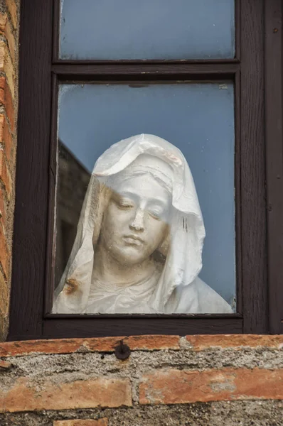 Una Estatua María Dentro Una Ventana Pueblo Italiano — Foto de Stock