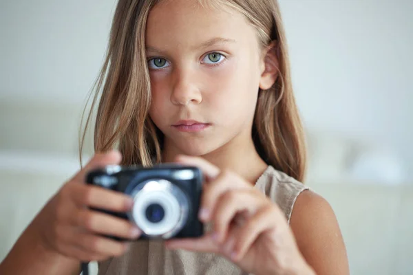 Holčička Kompaktní Fotoaparát — Stock fotografie