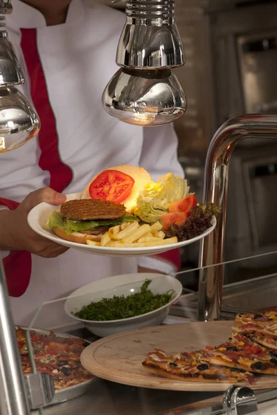 Hamburger Makarna Pizza Istasyonu Duran Şef — Stok fotoğraf