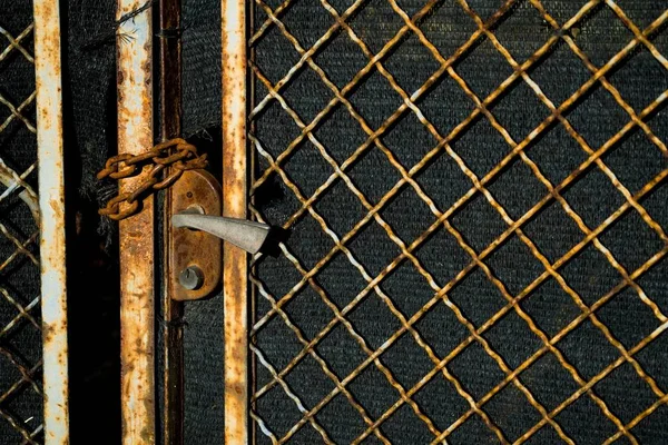 Antigua Puerta Cerrada Con Óxido Una Cadena — Foto de Stock