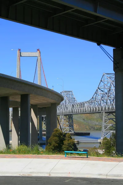 Dos Puentes Altos Construidos Sobre Río — Foto de Stock