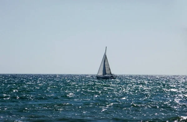 Barco Navegando Por Costa Brighton — Foto de Stock