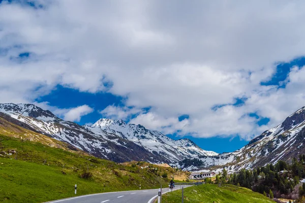 Δρόμο Μεταξύ Χιονισμένες Άλπεις Όρη Fluelapass Νταβός Ελβετία Graubuenden — Φωτογραφία Αρχείου