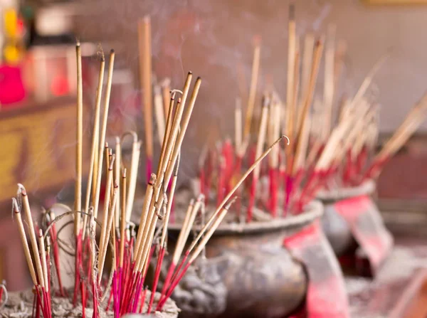 Brûler Des Bâtons Encens Dans Temple Bouddhiste Thaïlande — Photo