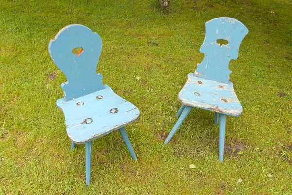 Zwei Alte Stühle Auf Gras — Stockfoto