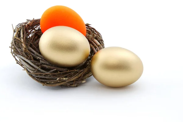 红巢蛋和金巢蛋反映了威胁投资组合 养老金 退休目标的投资风险问题 — 图库照片