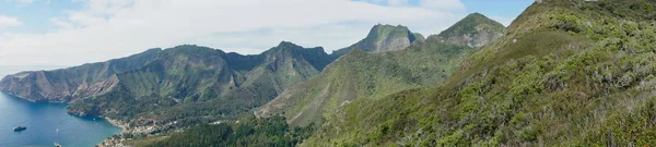 Πανοραμική Θέα Της Ακτής Του Ηφαιστειακού Τοπίου Του Νησιού Ρόμπινσον — Φωτογραφία Αρχείου