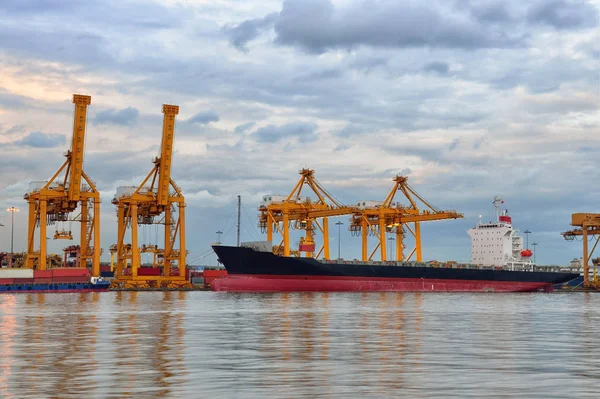 Containerfraktfartyg Med Fungerande Kranbro Skeppsvarv — Stockfoto