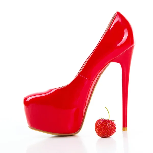Червоний Високий Каблук Жіноче Взуття Полуницею Білому Тлі — стокове фото