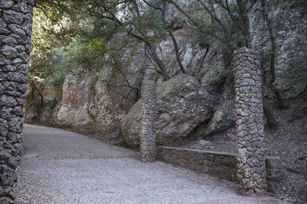 Camino Con Columnas Piedra Medio Naturaleza —  Fotos de Stock