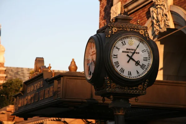 東京のディズニーシーで撮りました 私は個人的に時計や時計が好きで 遊園地を見学する際に目に留まりました 時間は置き換えられないものです — ストック写真