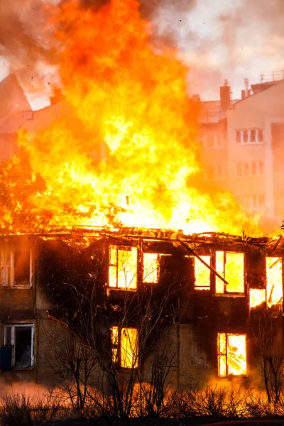 Brand Een Oud Houten Huis — Stockfoto