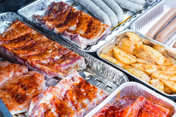 Verschiedene Leckere Grillfleisch Und Würstchen Auf Dem Grill — Stockfoto