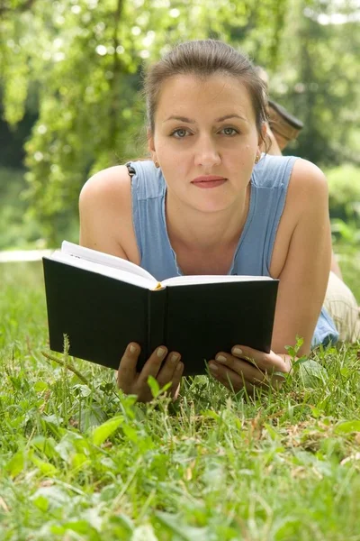 Joven Lee Libro Césped Parque — Foto de Stock