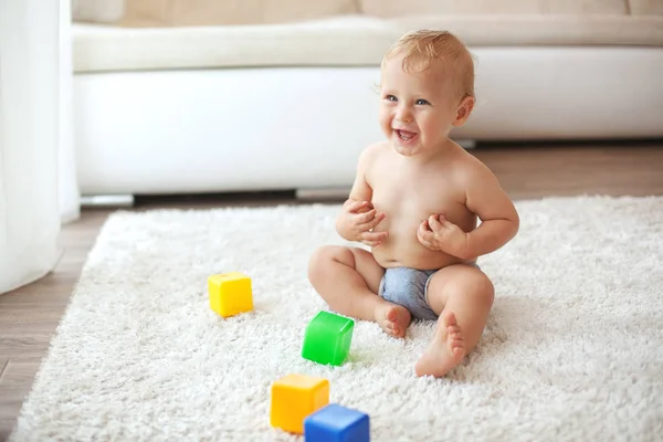 Kleinkind Spielt Hause Auf Weißem Teppich Mit Spielzeug — Stockfoto