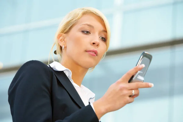 Обмін Текстовими Повідомленнями Бізнес Леді Мобільним Телефоном — стокове фото