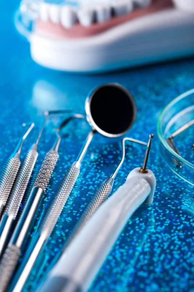 Οδοντιατρικά Εργαλεία Φωτεινή Πολύχρωμη Αντίληψη Του Τόνου — Φωτογραφία Αρχείου