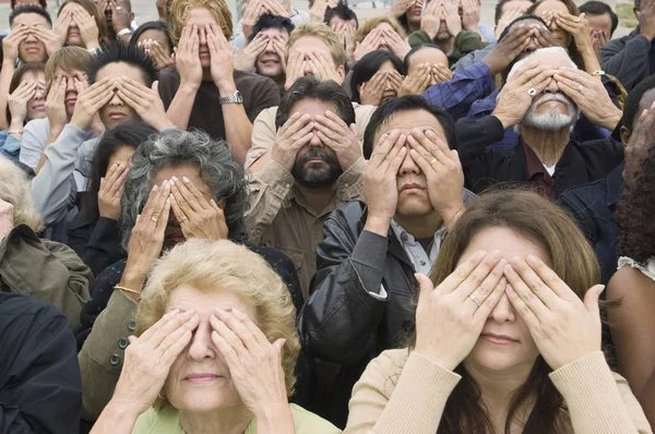 Nahaufnahme Einer Menschenmenge Die Augen Verdeckt — Stockfoto