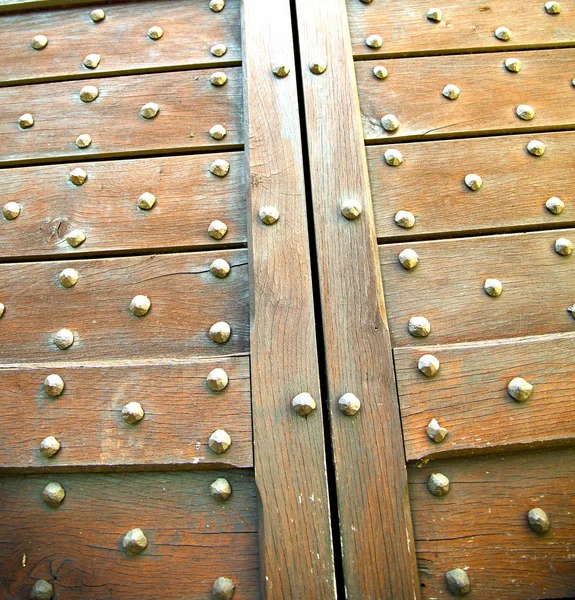 ロンバルディア州 Arsago Seprio クロス ドア教会で抽象的なさびた真鍮茶色ノッカー クローズ木製イタリア — ストック写真